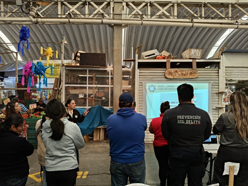 Por: Cortesía Lula Pineda Capacitación en prevención de delitos para locatarios del Tianguis de Santiago Mixquitla