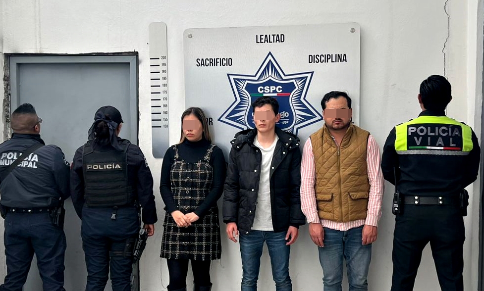 Comunicado oficial Aseguró policía de Coronango a tres personas por conducir auto con reporte de robo