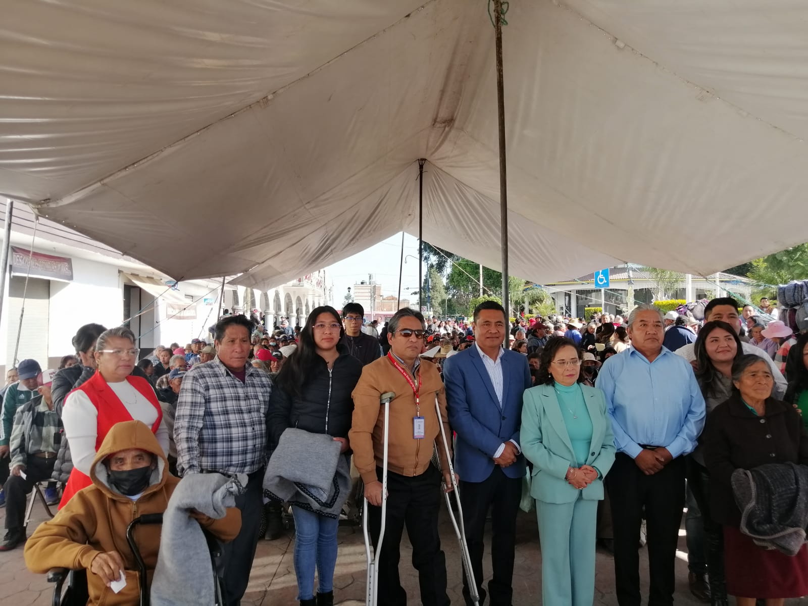 Por: Cortesía Lula Pineda Armando Aguirre entrega chamarras a adultos mayores de Coronango: Un reconocimiento a su esfuerzo y ejemplo