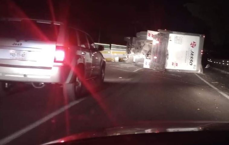 Foto: Cortesía Volcadura en la México-Cuernavaca: 8 km de tráfico y cierre de dos horas