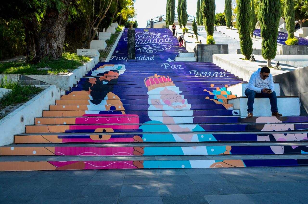 Por: Cortesía Escalinatas de los Héroes de Tlaxcala se visten de Navidad: ¡un lugar mágico!
