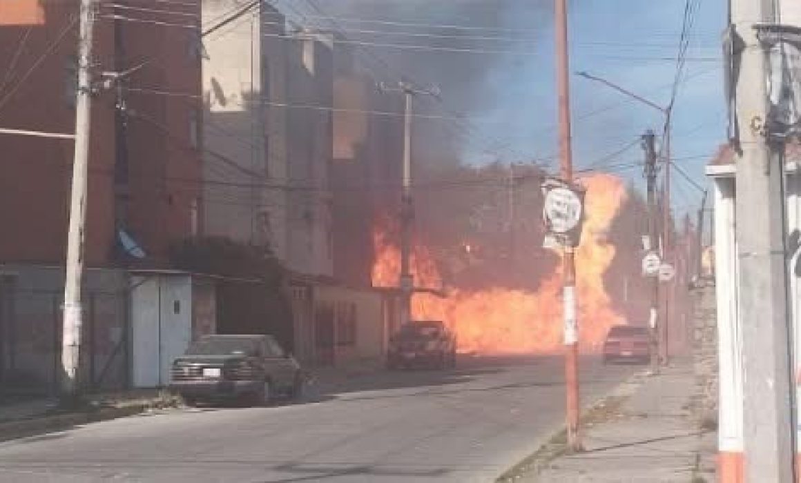 Madre e hija pierden la vida tras explosión de pipa de gas en Chiautempan