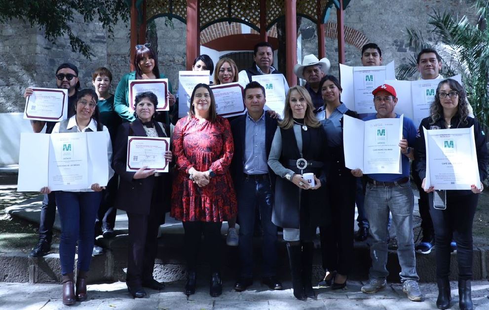 Foto: Cortesía Zacatlán recibe distintivos y constancias turísticas de la mano de Ornelas