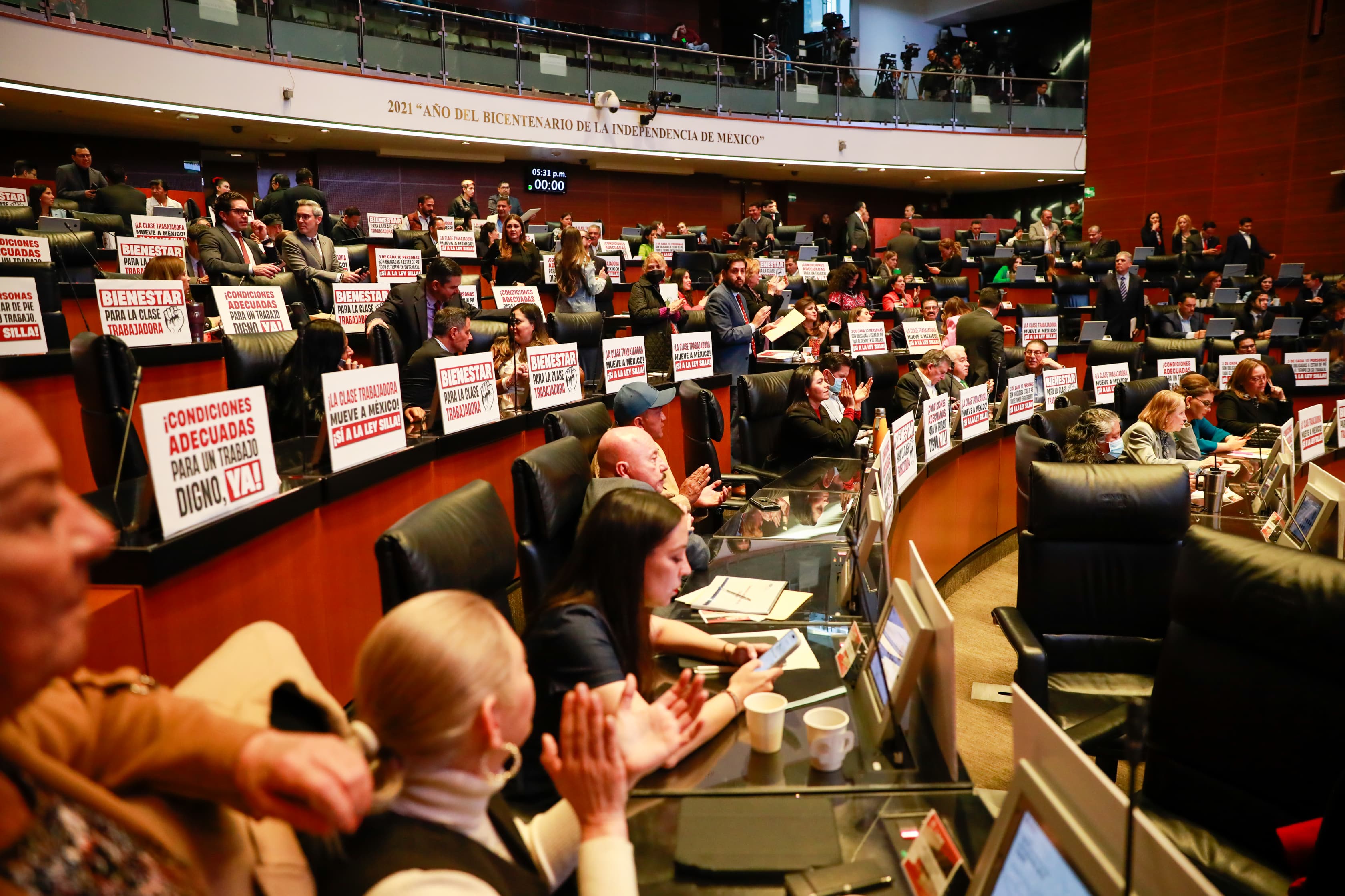 El Senado aprueba la ‘Ley Silla’ para garantizar descanso a trabajadores