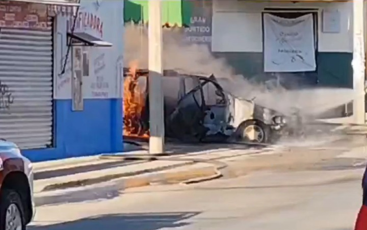 Incendio de camioneta en Puebla alarma a colonia Guadalupe Hidalgo