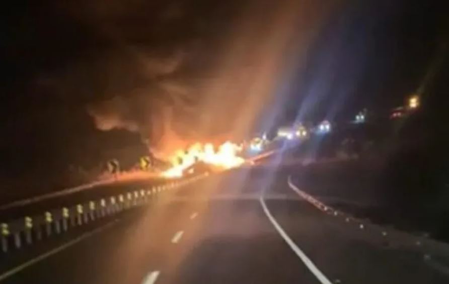 Foto: Cortesía Tráiler se incendia tras volcadura en la autopista México-Guadalajara