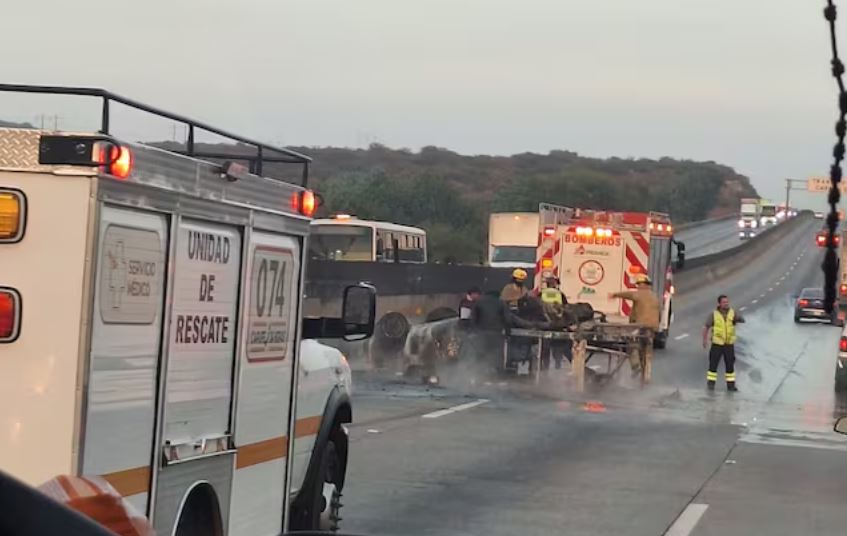 Foto: Cortesía Incendio de camioneta cierra autopista México-Querétaro; tránsito restablecido