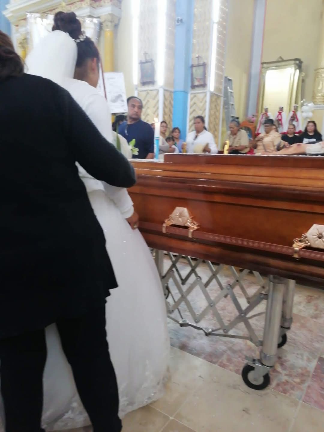 Por: Especial Vestida de novia y a pie del altar se despide de "El Bola" en Acuitlapilco
