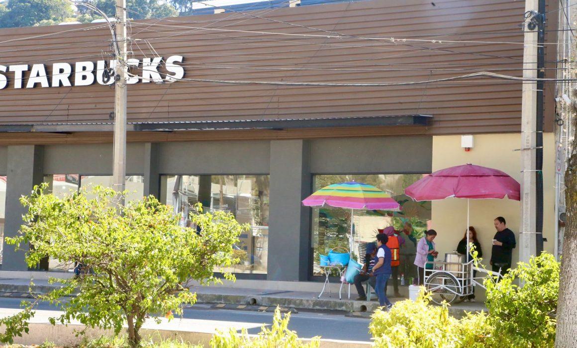 Por: Cortesía Vendedores Ambulantes de Tlaxcala Confían en que Starbucks No Afecte sus Ventas