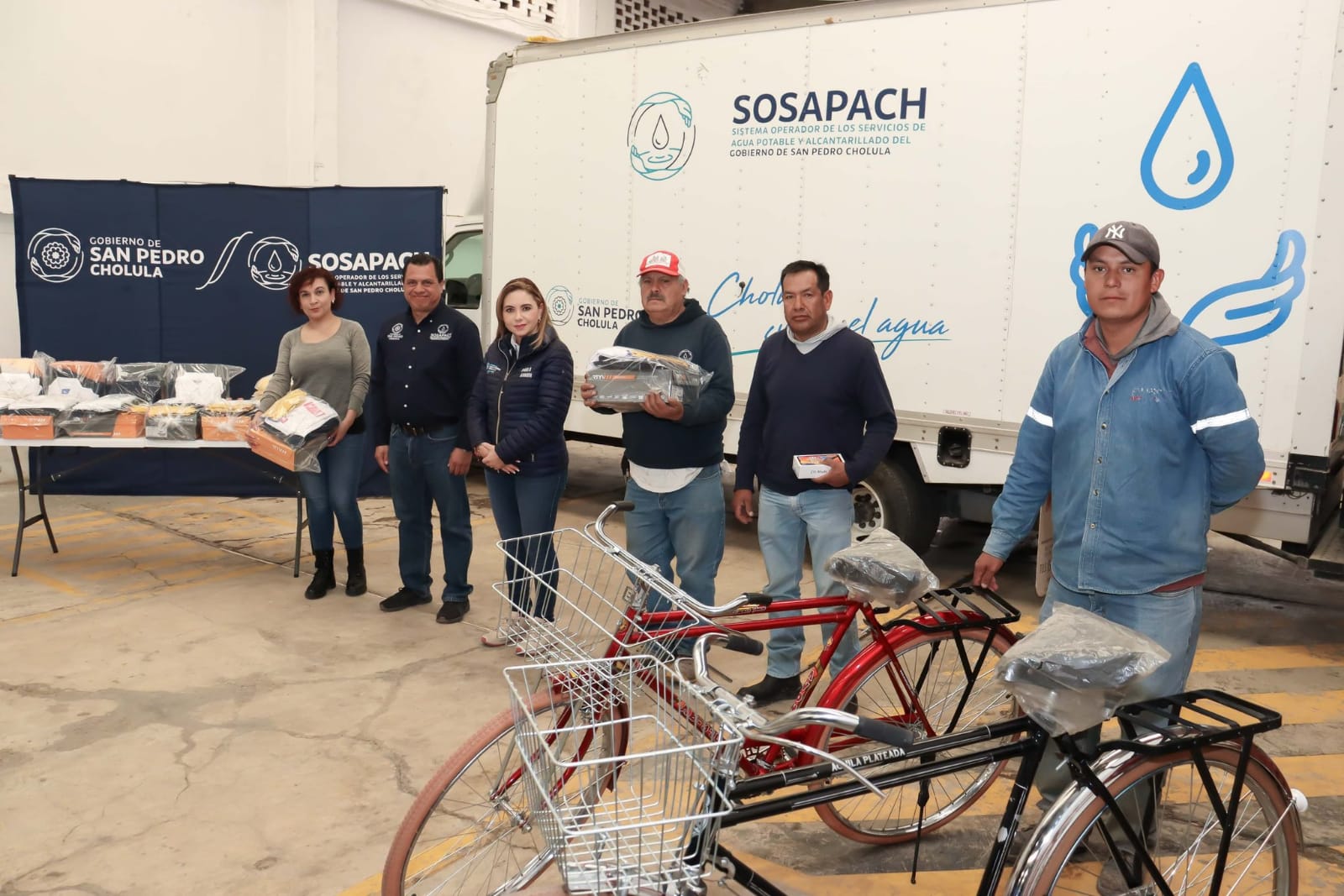 Entrega Paola Angon uniformes y equipos a personal de Sosapach