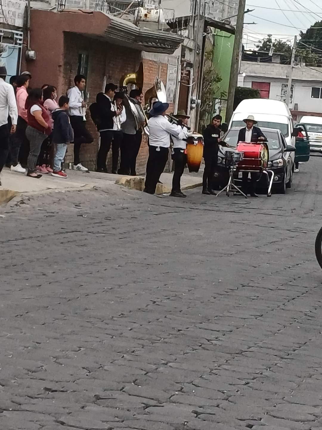 Borrachos y enfiestados: mayordomos de Zacatelco son expuestos al pegar programas de feria patronal