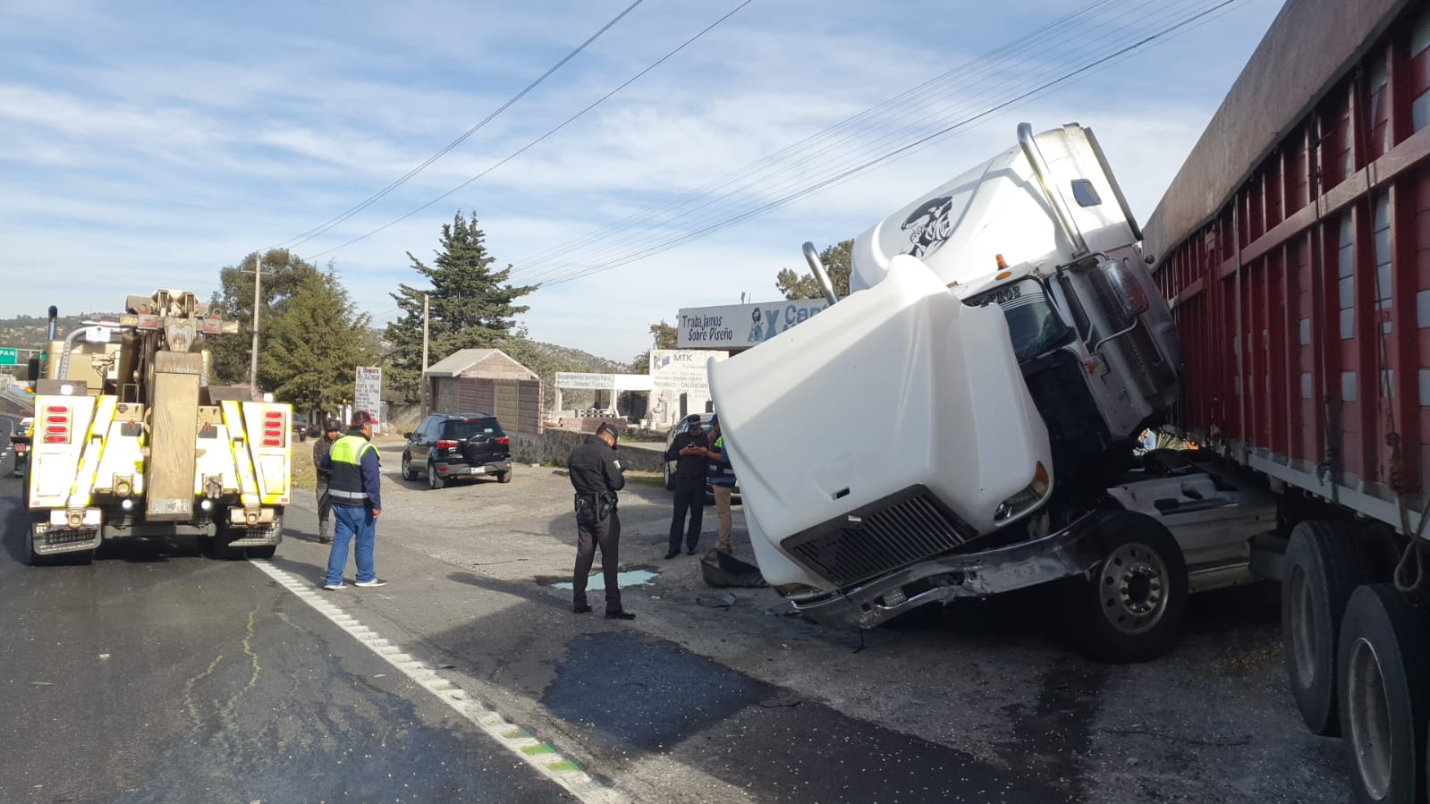 Tráiler conducido a exceso de velocidad causa accidente en Xaltocan
