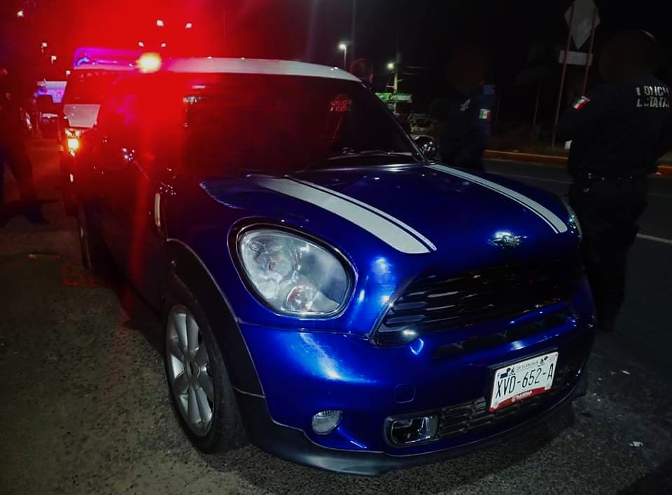 Recuperan Mini Cooper con reporte de robo tras intensa persecución, en Tlaltelulco