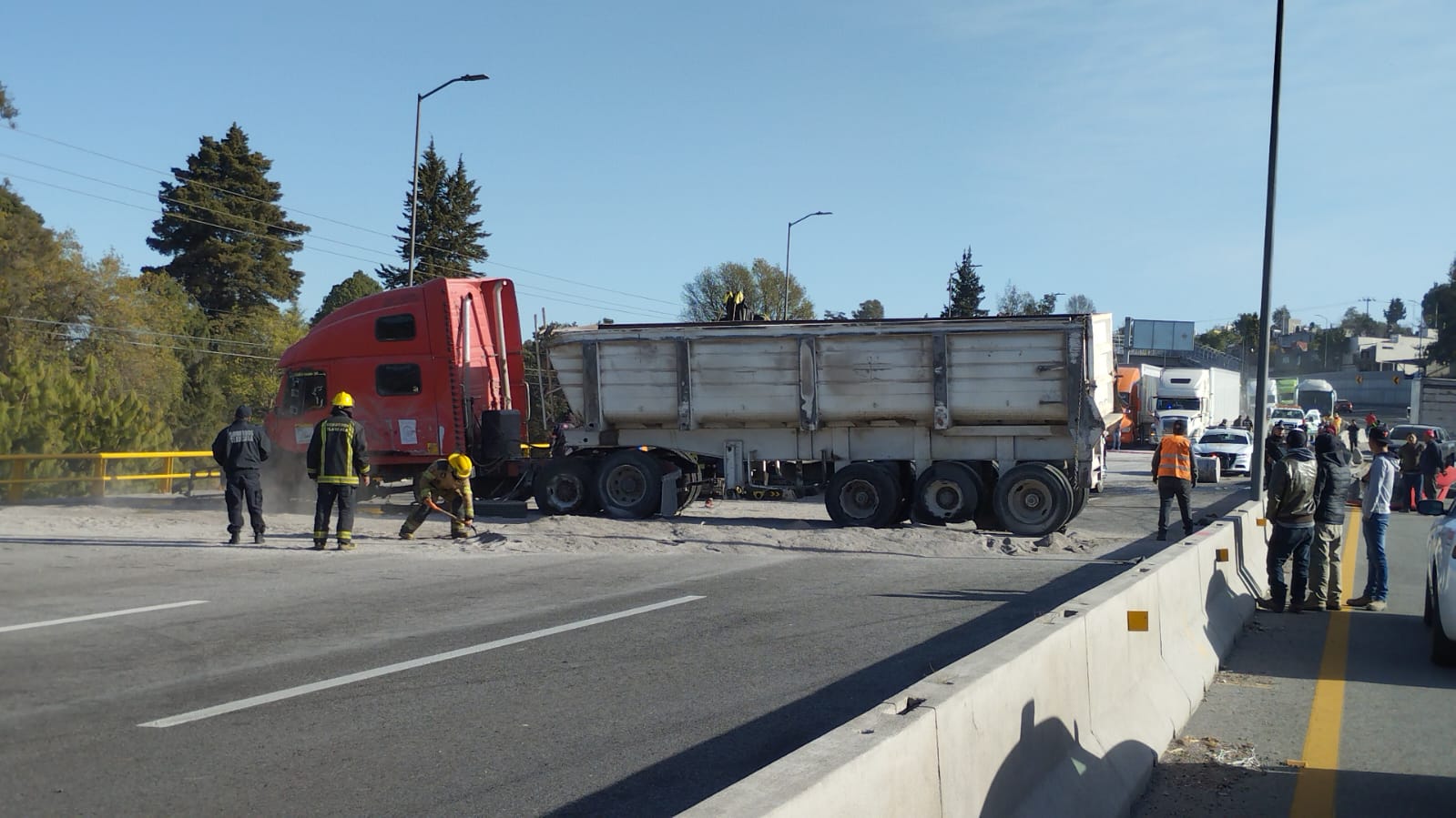 Vuelca tráiler sobre la Apizaco-Tlaxcala; la vialidad fue cerrada en su totalidad