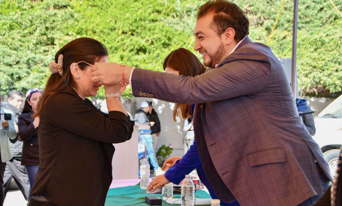 Benefician a habitantes de Huamantla con la entrega de lentes gratuitos