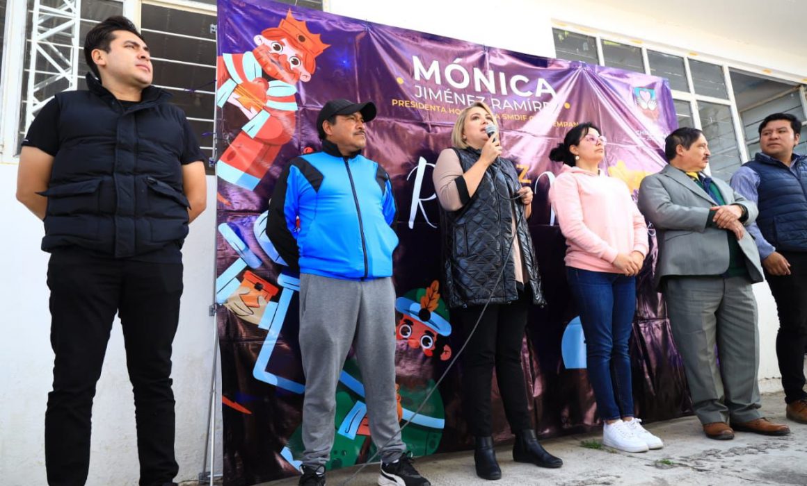 Culmina Mónica Jiménez primera entrega de juguetes en Chiautempan