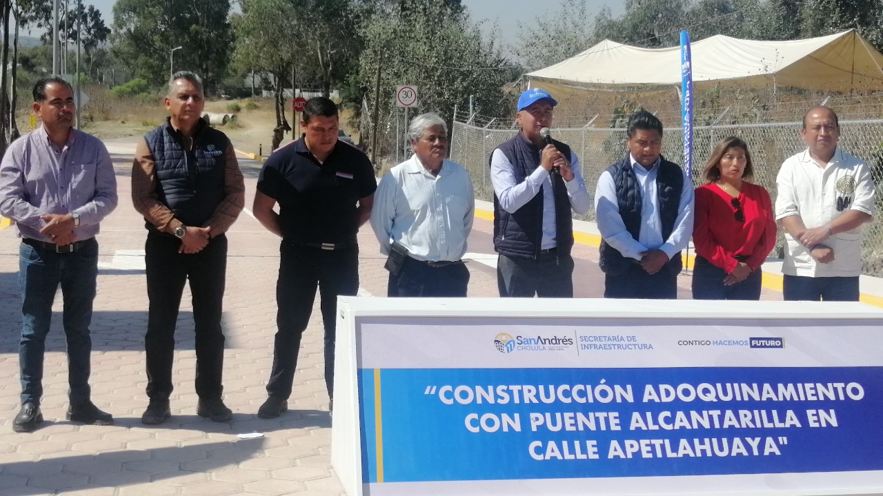 San Antonio Cacalotepec con adoquinamiento y puente alcantarilla en calle Apetlahuaya: Edmundo Tlatehui 