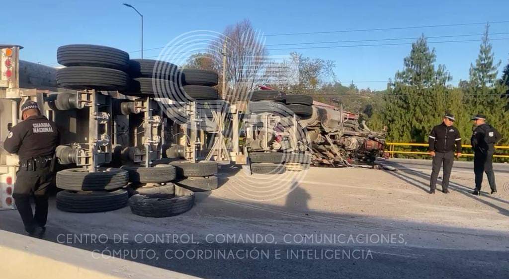 Vuelca tráiler sobre la carretera Apizaco-Tlaxcala; bloquea circulación