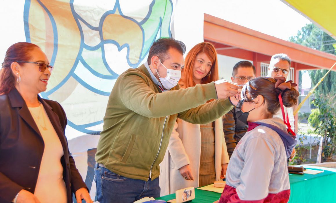 Por: Cortesía Entrega Salvador Santos Cedillo lentes a estudiantes de Huamantla