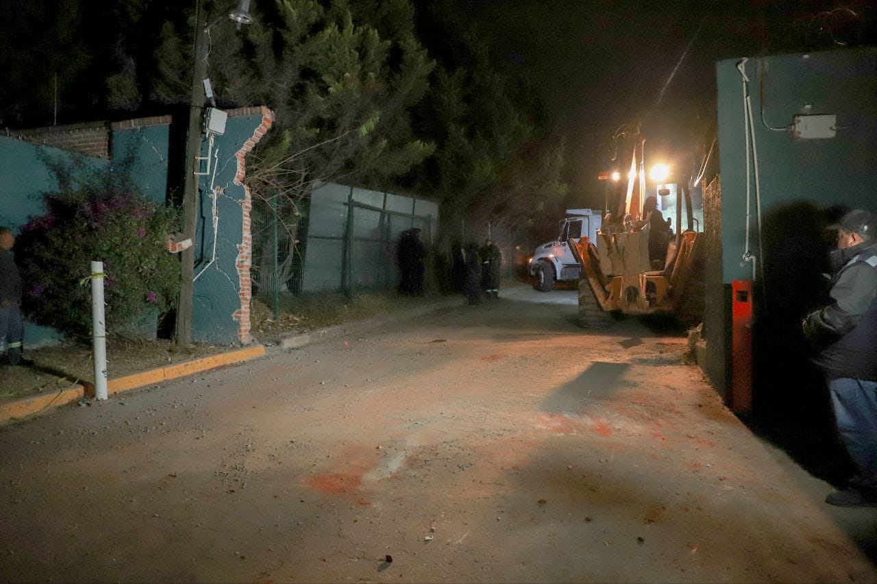 En orden y civilidad, ejecuta ayuntamiento de San Andrés Cholula retiro de reja en colonia La Concepción Zavaleta