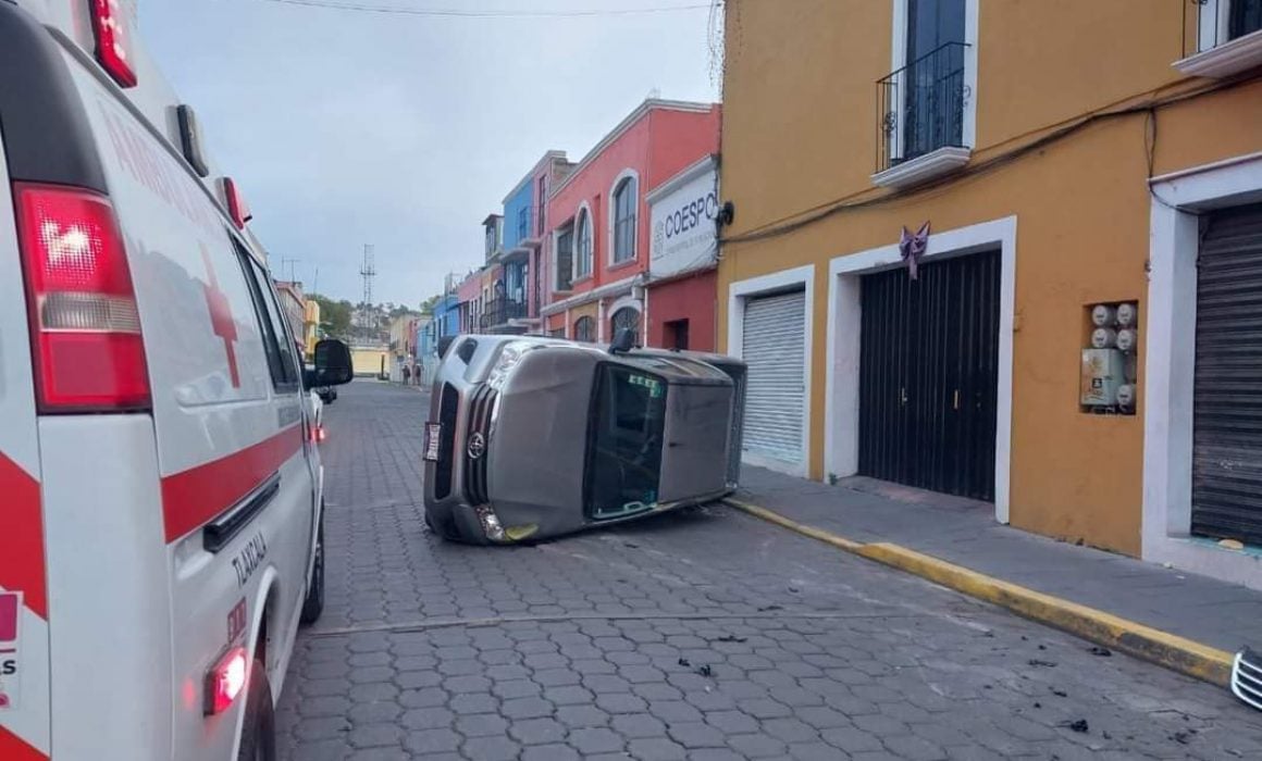 Vuelca camioneta en el Centro Histórico de Tlaxcala; paraliza el tráfico