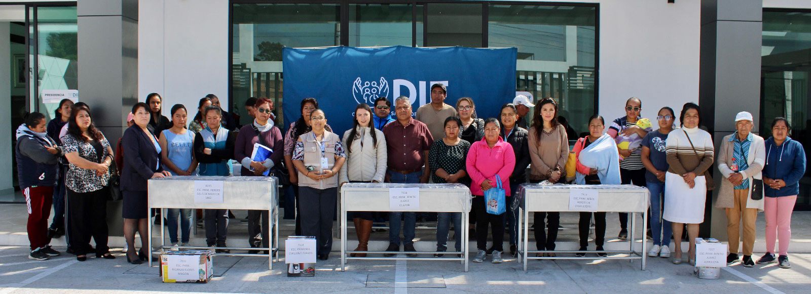 Entrega María de la Barreda, presidenta del DIF Cholula, reequipamiento a 9 desayunadores escolares