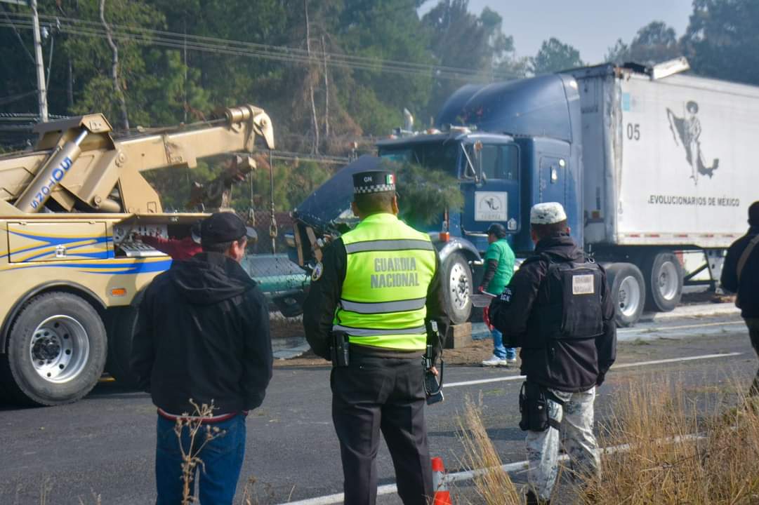 Humareda por incendio en relleno sanitario provoca accidentes viales en Tlaxcala