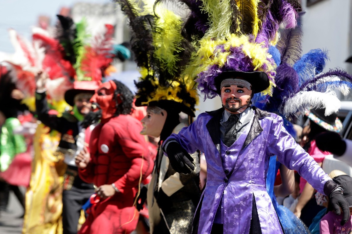 Por: Cortesía El presidente municipal de Puebla, Adán Domínguez Sánchez, anunció medidas estrictas para los carnavales de huehues, destacando la prohibición del uso de cohetones y el consumo de bebidas alcohólicas en la vía pública. Estas restricciones aplican no solo a los participantes de huehues sino a todas las personas en general, con el objetivo de mantener el orden y garantizar la seguridad durante las festividades.  Hasta la fecha, entre 40 y 60 cuadrillas se han registrado para participar en los carnavales, y el edil enfatizó la importancia de establecer un control y orden en estas actividades. La Secretaría de Gobernación (SEGOM) ha mantenido acercamientos con los diferentes grupos para coordinar acciones que contribuyan a un desarrollo seguro y armonioso de las festividades.  Domínguez Sánchez señaló que, como parte del apoyo municipal, se implementarán diversos dispositivos para mantener el orden y la tranquilidad en toda la capital poblana durante los carnavales. Además, a través del Instituto Municipal de Arte y Cultura (IMAC), se brindarán apoyos en materia de preparación y capacitación a las cuadrillas participantes.  "Estamos apoyando a las organizaciones de huehues para que realicen sus actividades de manera adecuada y ordenada. Desde el IMACP estamos ofreciendo apoyo con capacitación para hacer que las festividades sean más seguras y atractivas", destacó el edil.  Cabe mencionar que, de acuerdo con el artículo 618 del Código Reglamentario Municipal (COREMUN), la venta o enajenación de bebidas alcohólicas en la vía pública será sancionada con arresto hasta por 36 horas, no conmutables con multa, y con el decomiso de la mercancía. Asimismo, el artículo 421 prohíbe el almacenamiento de líquidos, materias inflamables o explosivos en la vía pública sin el previo dictamen de la Unidad Operativa Municipal de Protección Civil.
