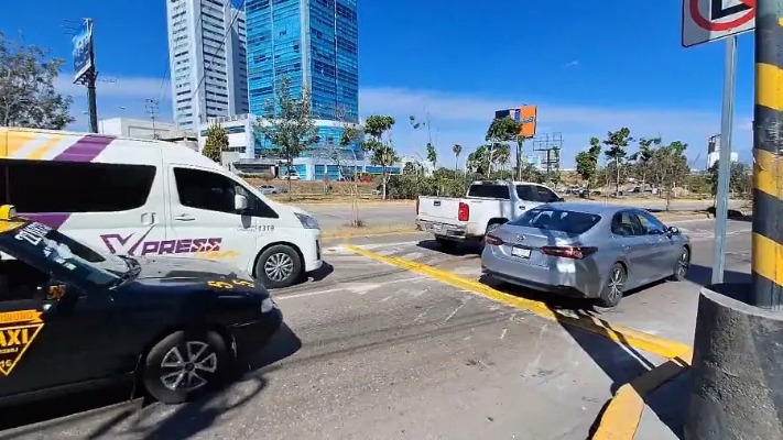 Por: Cortesía Tras quejas ciudadanas, gobierno estatal retira tope irregular en la Vía Atlixcáyotl