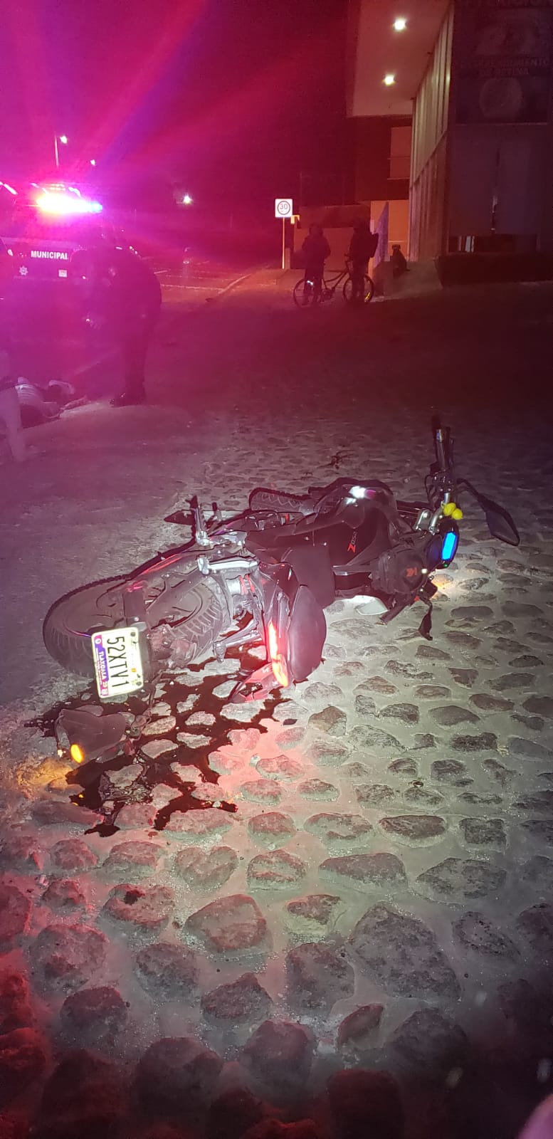 Por: Cortesía Trágico desenlace en Chiautempan: Motociclista pierde la vida tras accidente provocado por coladera destapada