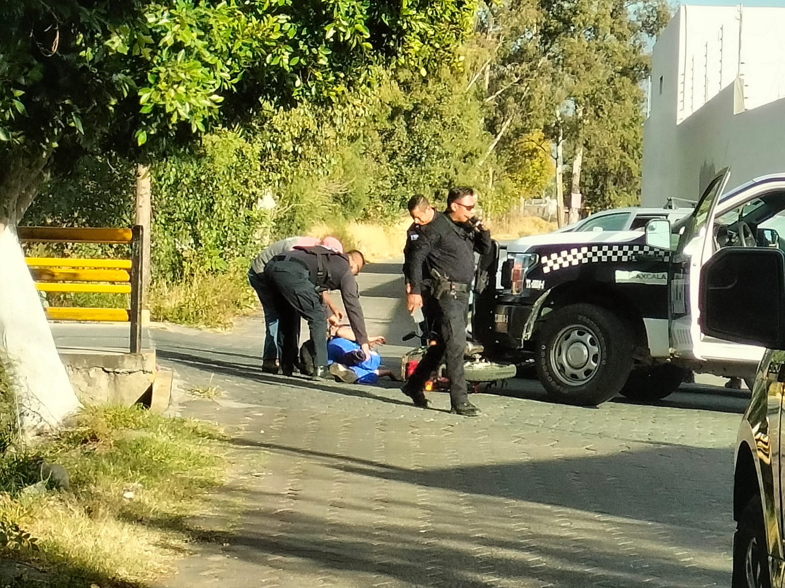 Patrulla de la SSC atropella a herrero que viajaba en motocicleta, en Zacatelco 