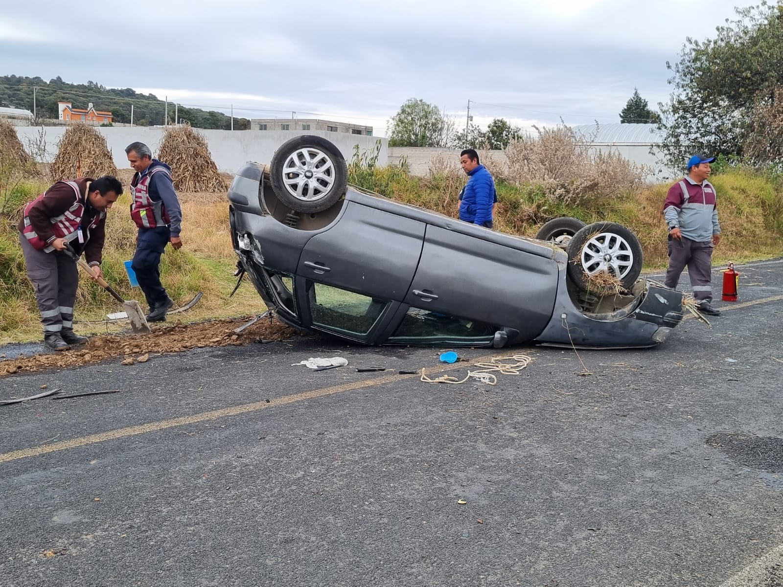 Vuelcan automóvil en Temetzontla y lo abandonan