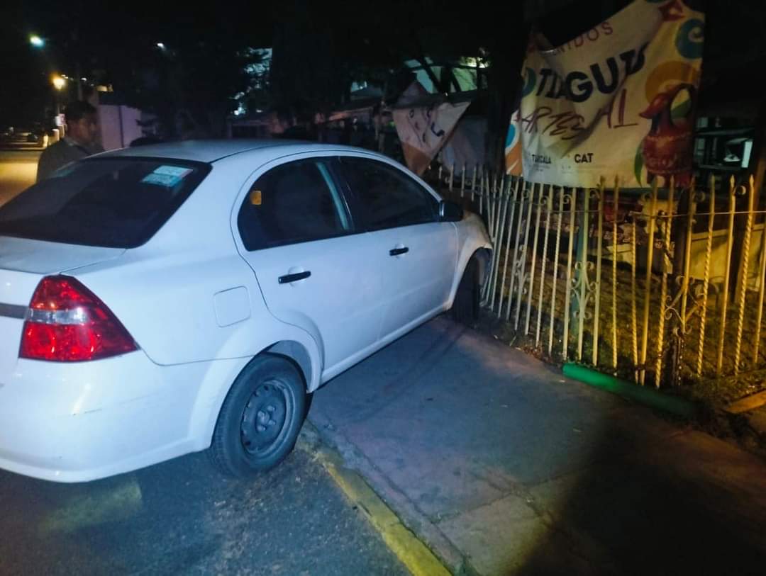 Por: Cortesía Ex diputado local sufre percance en vehículo oficial del ICATLAX