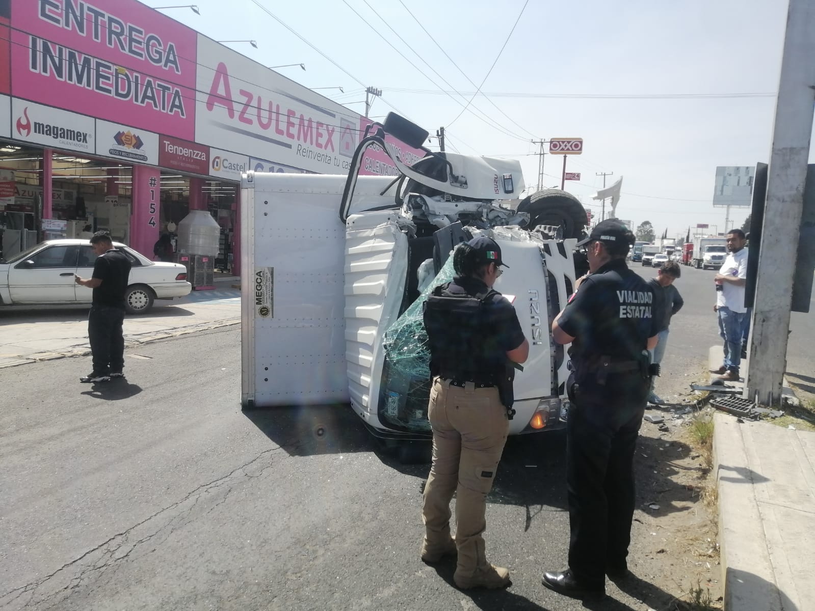 Conductor salva la vida de milagro tras chocar su camión contra poste metálico