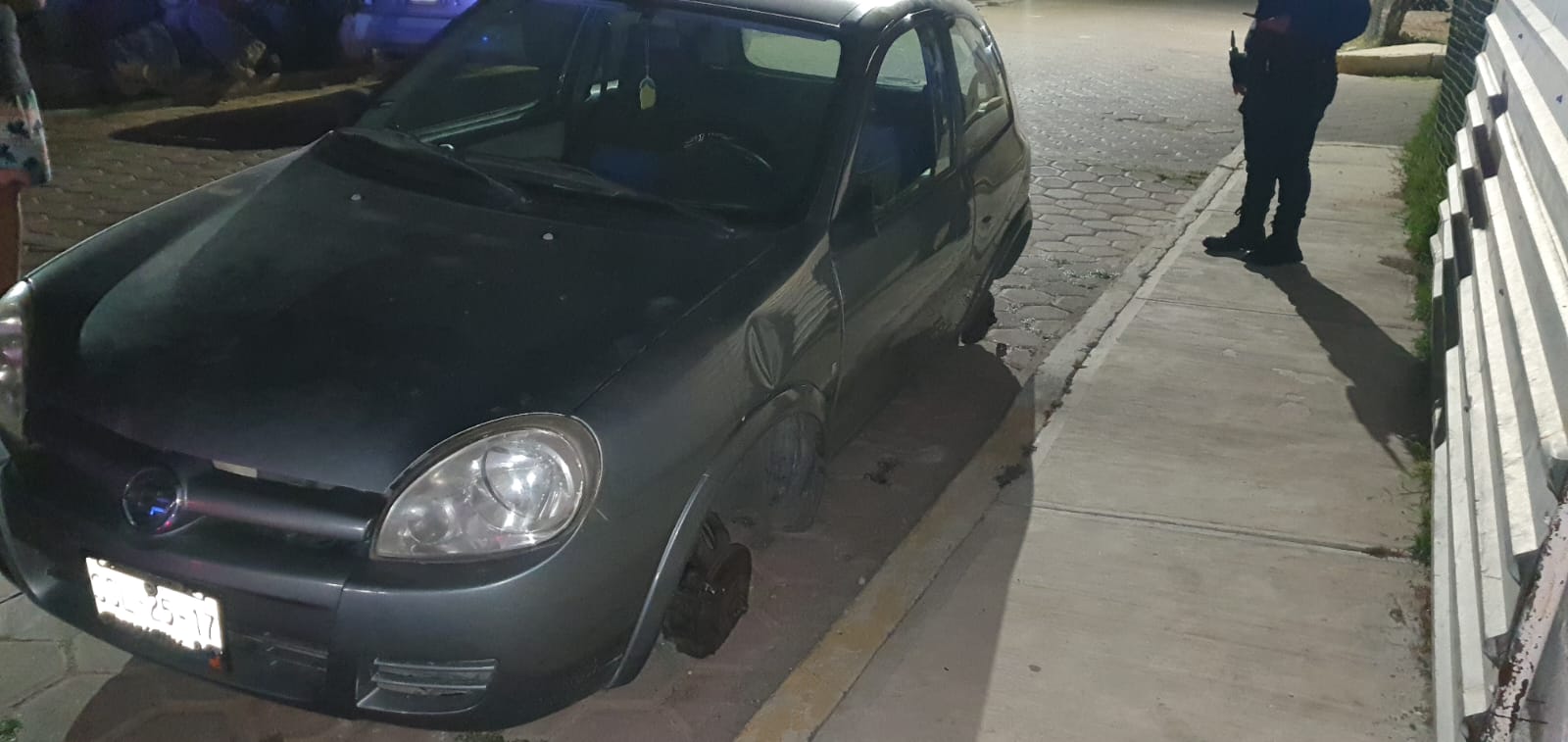 Músico es víctima de robo de neumáticos y más artículos, en Papalotla