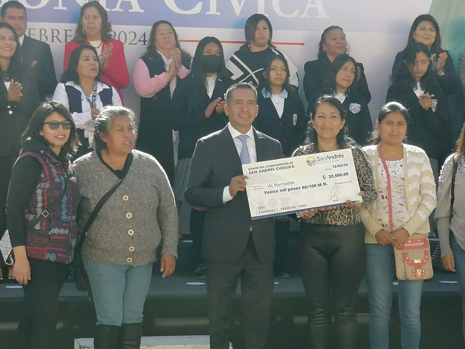 Escuelas sanandreseñas reciben apoyos económicos de mano de Edmundo Tlatehui