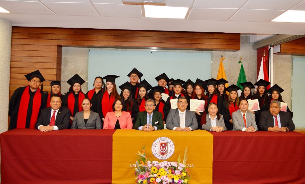 Egresan estudiantes en Ciencias Políticas de la UATX