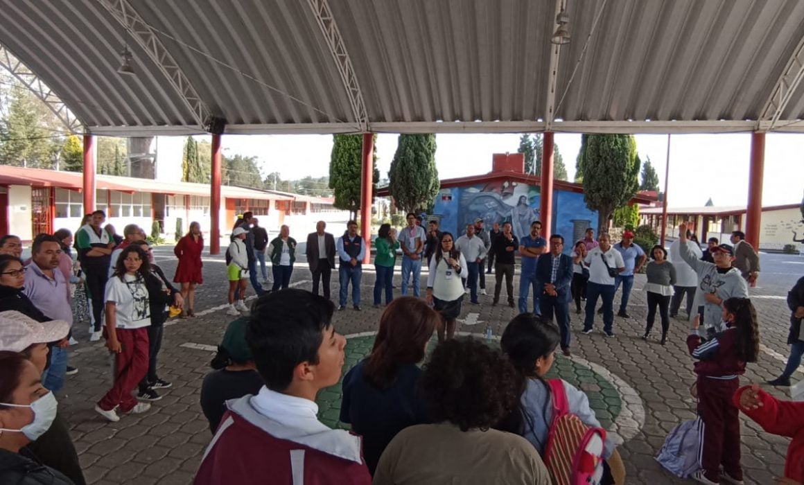 Se reúnen autoridades y padres de familia de Secundaria Técnica 9