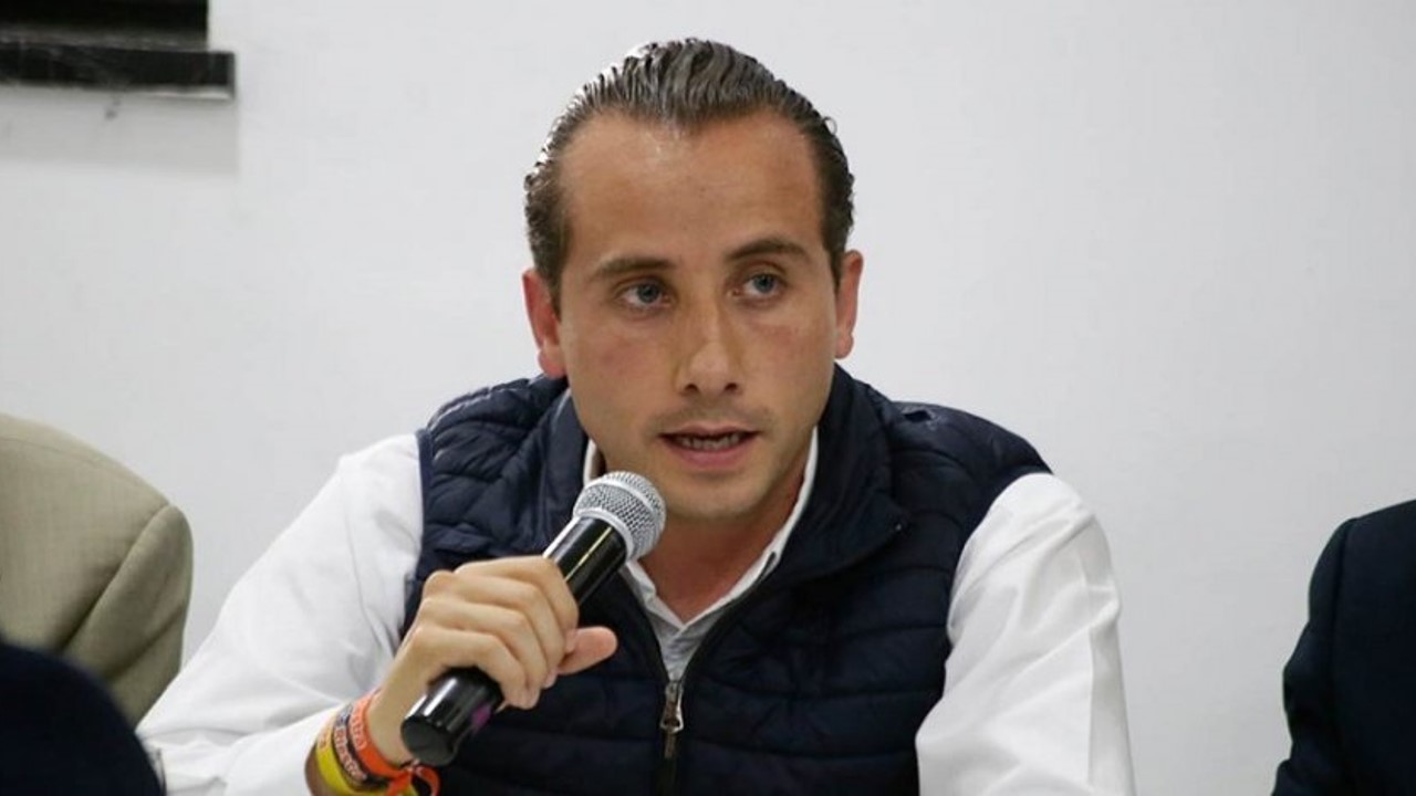 El panorama electoral en Puebla ha comenzado a tomar forma, y según las mediciones recientes de Massive Caller, Mario Riestra Piña, aún precandidato a la Presidencia Municipal por la coalición encabezada por el Partido Acción Nacional (PAN), lidera con una aceptación de más del 42% durante el último mes. Estas mediciones se llevaron a cabo después de que el Movimiento Regeneración Nacional (Morena) designara a José Chedraui Budib como su candidato, quien obtuvo un 33.3% de aceptación en la misma encuesta.  La coalición de Riestra, denominada "Mejor Rumbo para Puebla," abarca partidos como el PAN, el Partido Revolucionario Institucional (PRI), el Partido de la Revolución Democrática (PRD), y Pacto Social de Integración (PSI). La encuesta también incluyó a Rafael Cañedo Carrión de Movimiento Ciudadano, que obtuvo un 4.2% de aceptación entre los encuestados.  Actualmente, los aspirantes a cargos de elección popular en Puebla están en el periodo de intercampaña, que se extenderá hasta el 31 de marzo. A partir de entonces, se dará inicio a la etapa de promoción política o campaña formal. El Instituto Electoral del Estado (IEE) de Puebla decidirá en los próximos días si organizará al menos un debate entre los candidatos para brindar más opciones a los votantes.  Las votaciones municipales están programadas para el 2 de junio, fecha en la que se instalarán las casillas y urnas de votación. El proceso electoral en Puebla se presenta como un escenario competitivo, y será interesante observar cómo evolucionan las preferencias de los votantes en los próximos meses.