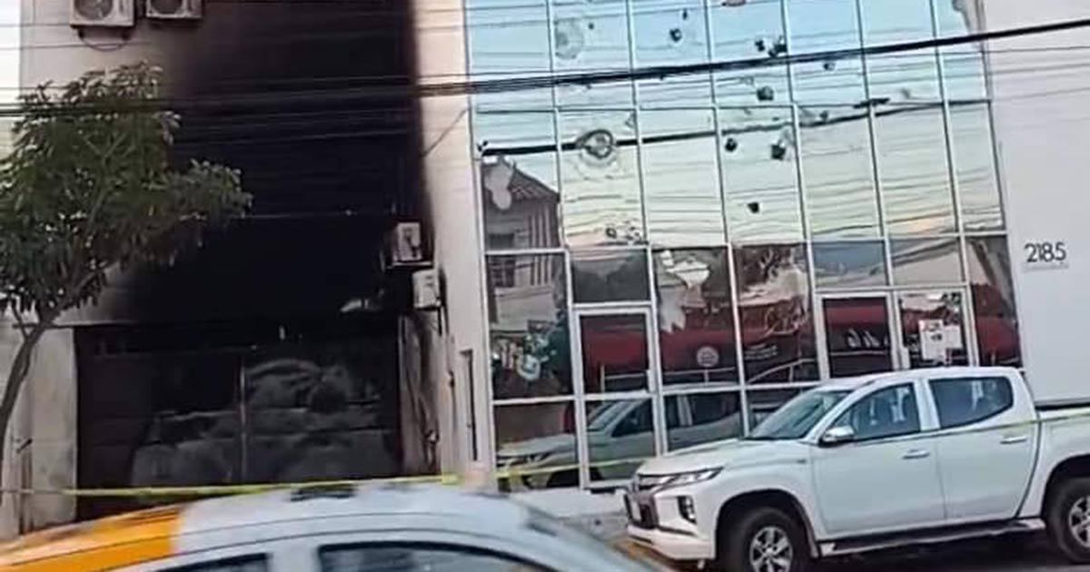 Por: Cortesía Tiran bomba molotov a Instituto Electoral en Chiapas