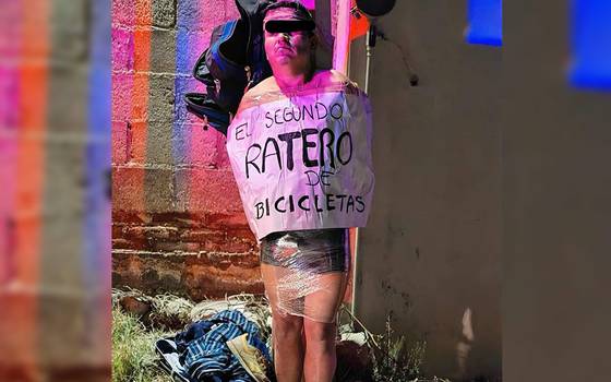 Por: Cortesía Lula Pineda Retenido, golpeado y emplayado en un poste: Vecinos toman justicia en sus manos