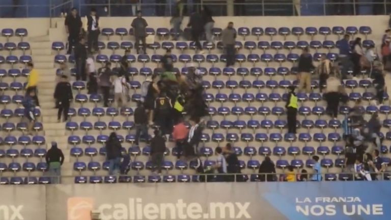 Por: Cortesía Se desencadena pelea entre aficionados del Puebla y Pachuca