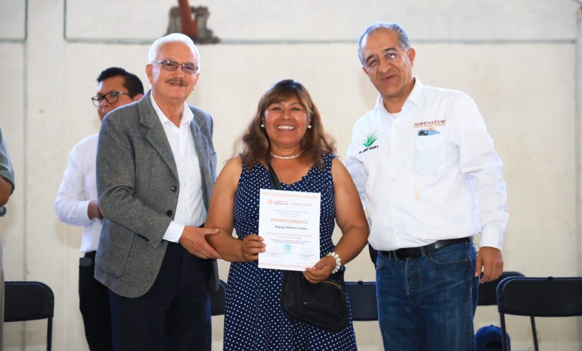 Por: Cortesía Entrega Comité estatal de protección pecuaria certificados en Chiautempan