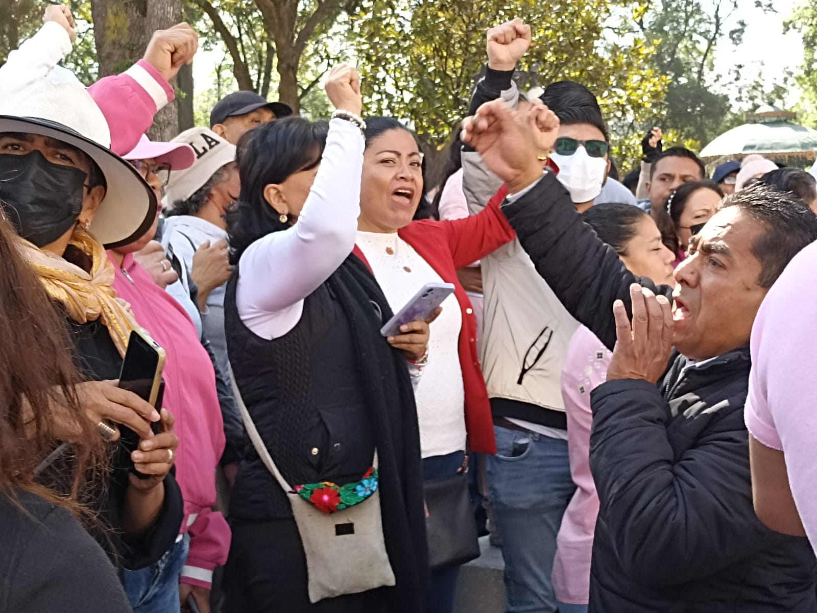 Por: Cortesía Reclaman tlaxcaltecas pendientes a AMLO en su visita a Tlaxcala