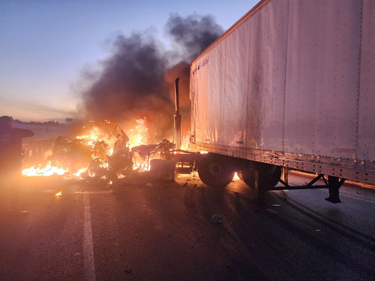 Por: Cortesía Chocan unidades de carga sobre la Amozoc-Perote; una quedó calcinada totalmente