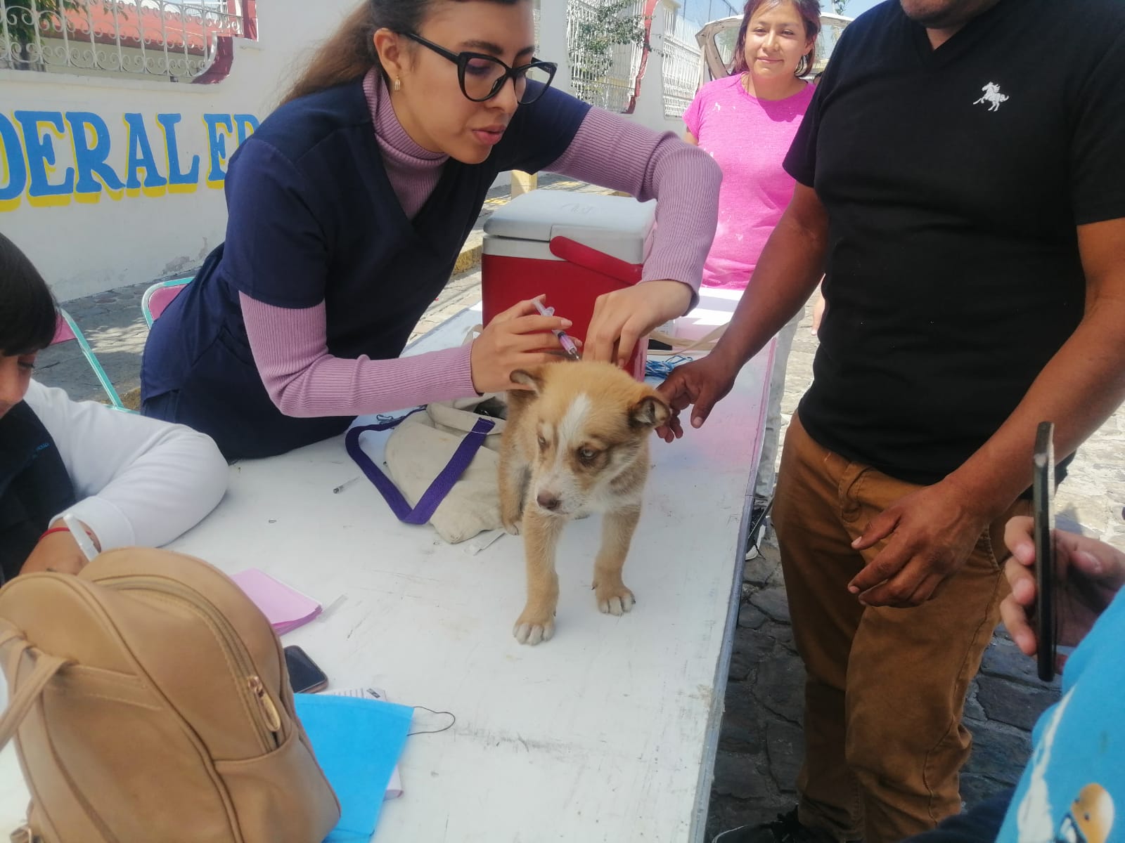 Por: Cortesía Lula Pineda Edmundo Tlatehui acerca servicios municipales a San Francisco Acatepec