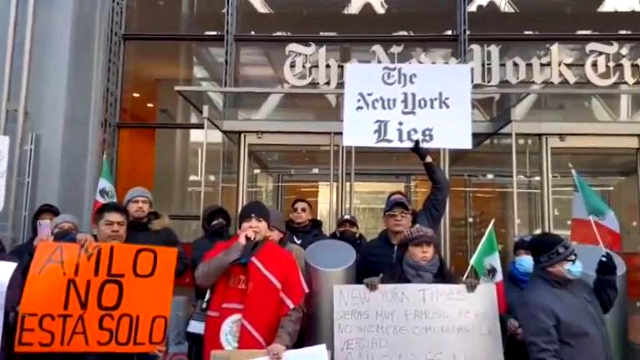 Por: Cortesía Morenistas protestan en las oficinas del New York Times