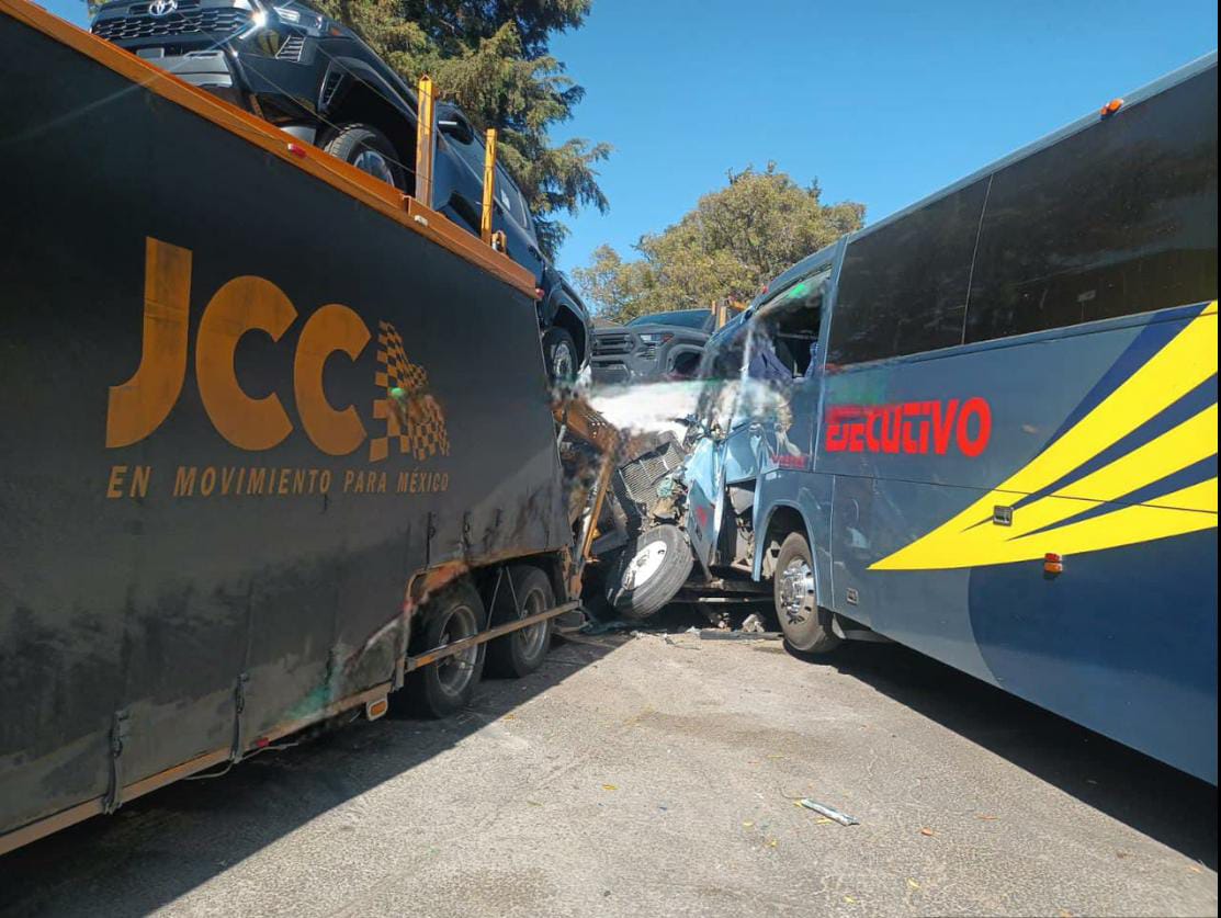 Impacta autobús de pasajeros ATAH a unidades de carga, en Xaloztoc