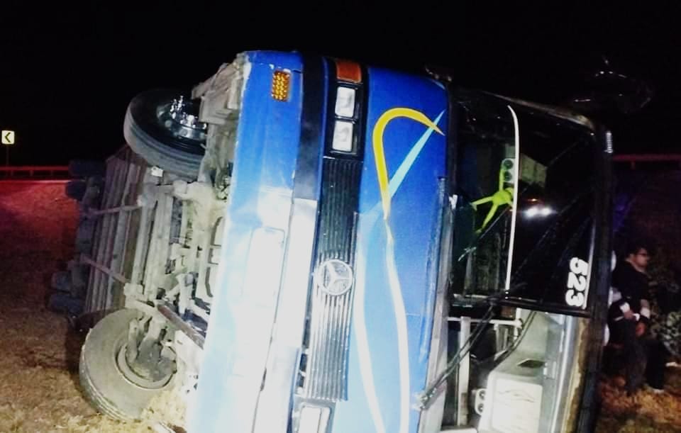 Vuelca autobús de pasajeros, en Hueyotlipan; hubo al menos ocho lesionados