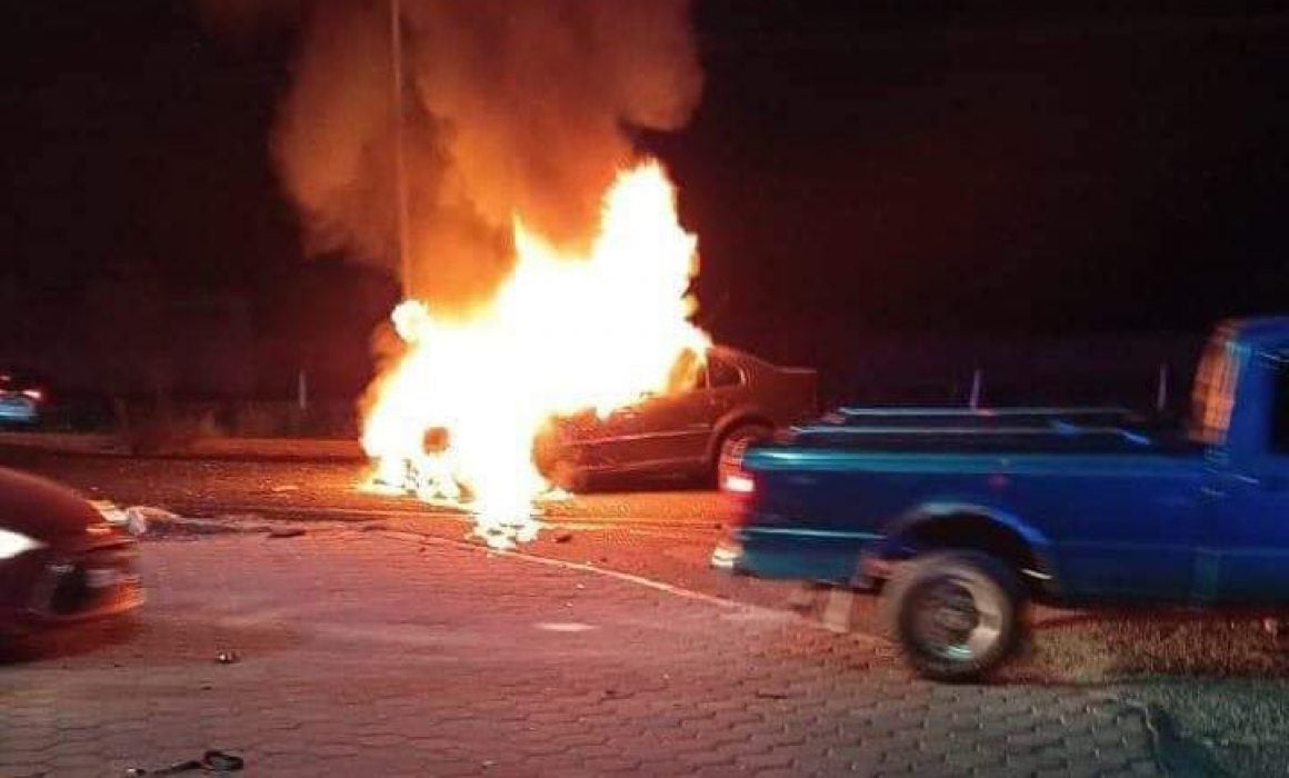 Se incendia vehículo tras colisionar sobre la Vía Corta, en Tenancingo